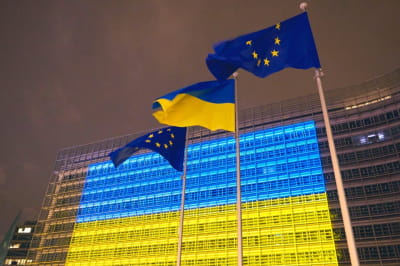Європейські інституції прикрасили кольорами українського прапора на знак солідарності