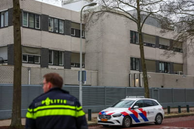 Полиция возле еврейской школы