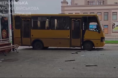 рф вгатила дроном маршрутку в Херсоні