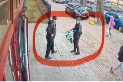 Псевдожурналісти перед входом у НАБУ