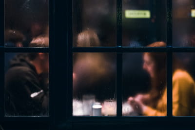 Пара отдыхает в заведении