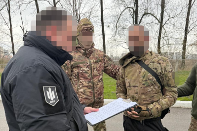 Дезертир продавав зброю з фронту