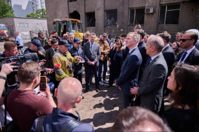 Дипломатичні представники іноземних держав біля зруйнованої багатоповерхівки