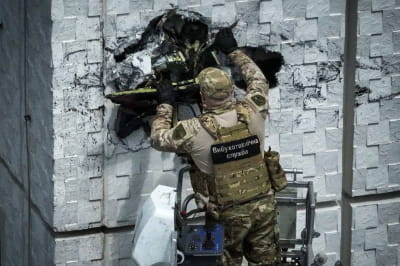 ДСНС обезвреживает шахед, застрявший в стене многоэтажного дома