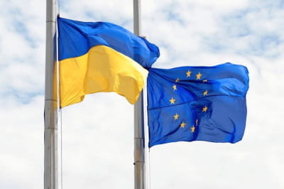 прапори України та ЄС