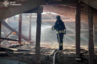 Спасатели ГСЧС ликвидируют пожар