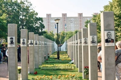 Алея пам'яті захисників у Деснянському районі Києва 
