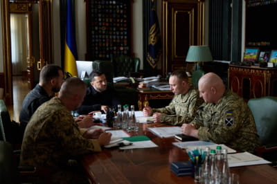 Зеленський заслухав доповідь по фронту