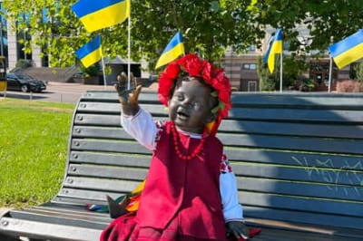 Скульптури малюків засновників Києва переодягнули до Дня Державного Прапора та Дня Незалежності