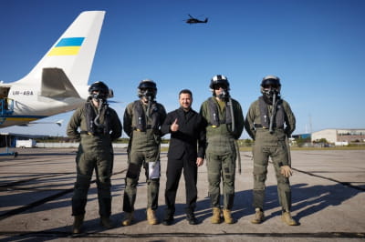 Зеленский посетил украинских пилотов в Канаде
