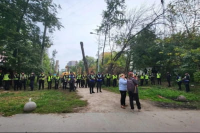 Полиция и активисты на строительной площадке на Теремках