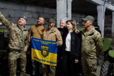 Порошенко передав допомогу військовим 