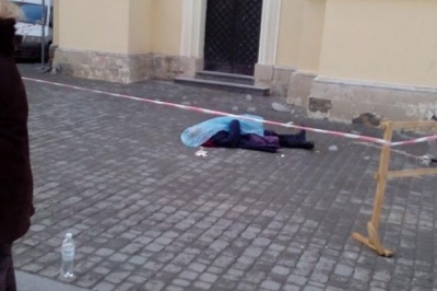 У центрі Львова жінку вбила льодова брила, яка впала із даху церкви