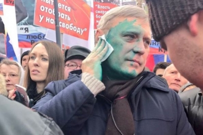 У Москві опозиціонера Касьянова облили зеленкою на марші Нємцова