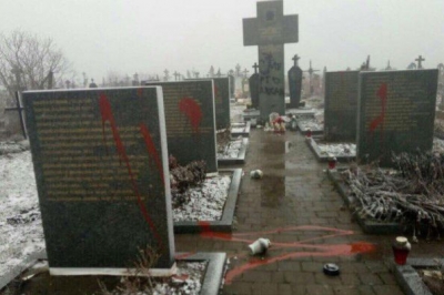 Вандали на кладовищі в селі Підкамінь на Львівщині залили червоною фарбою пам'ятні хрести загиблих поляків