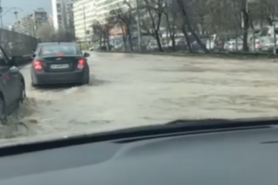 На вулиці Борщагівській затопило дорогу 