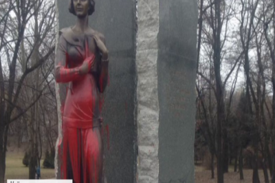 облили фарбою пам'ятник Олені Телізі