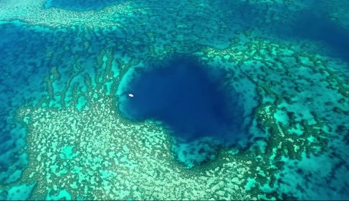 У Великому бар’єрному рифі виявили блакитну діру