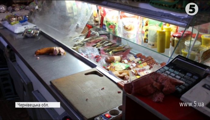 Двоє єнотів набешкетували у магазині 