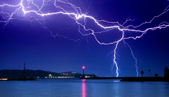 Молния над озером