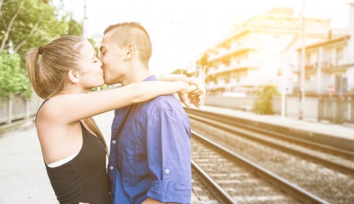 Поцілунок на пероні