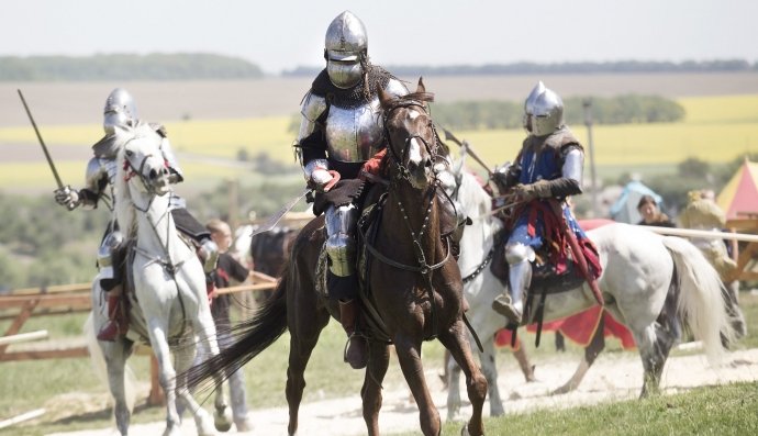 Середньовічні лицарі, вершники, воїни