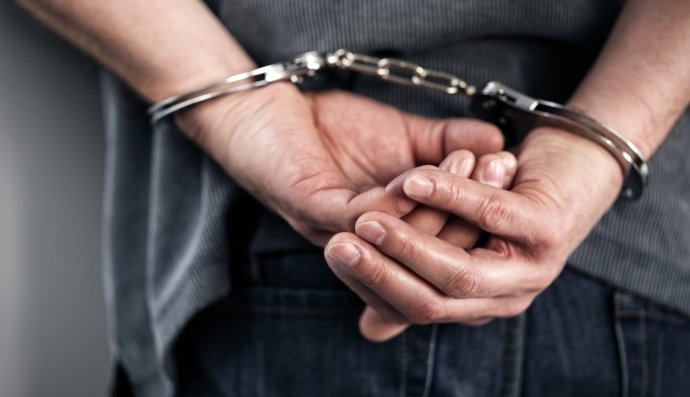 Наручники, преступник