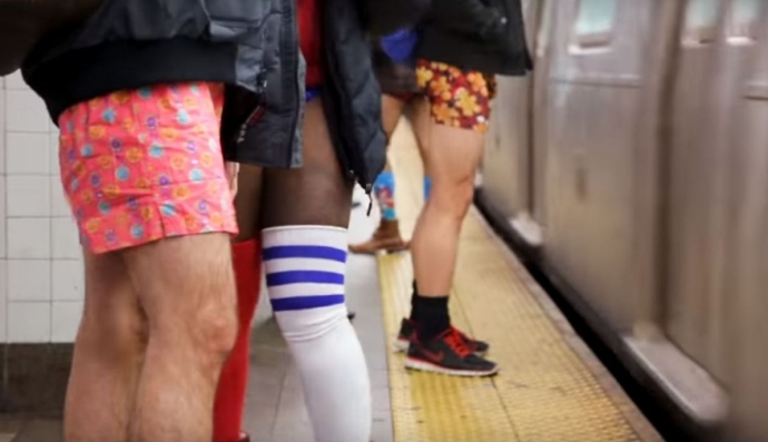Пасажири метро без штанів