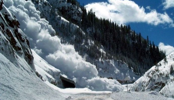 Сходження лавини 