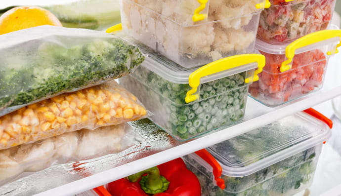 Заморожені овочі в холодильнику