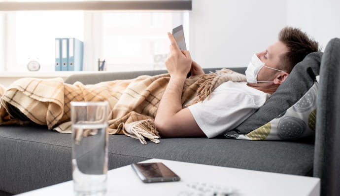 Человек в медицинской маске