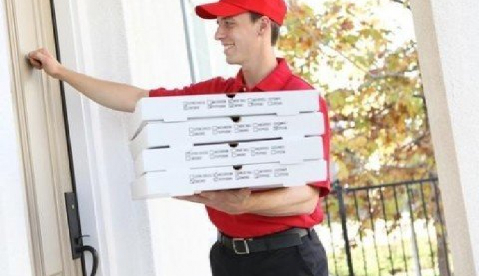 Курьер с пиццей