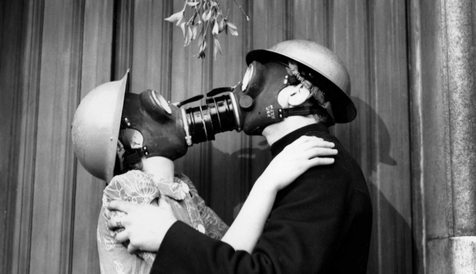 Поцілунок у протигазі