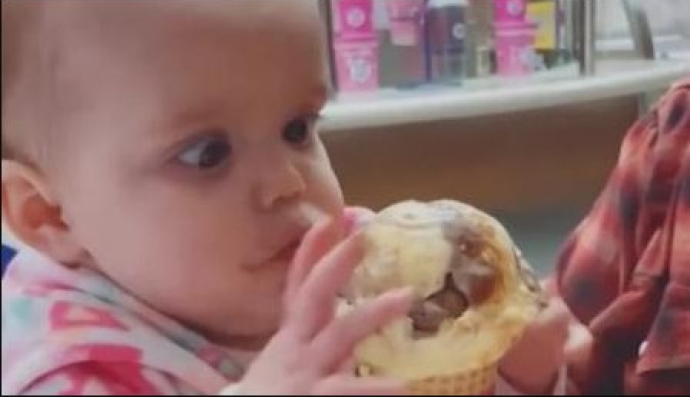 Малюк з морозивом