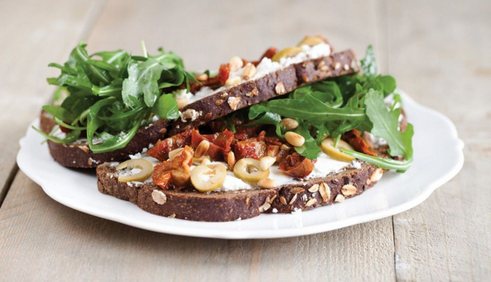 Сендвіч з в'яленими помідорами і сиром