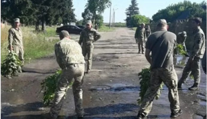Військові "ремонтують" дорогу