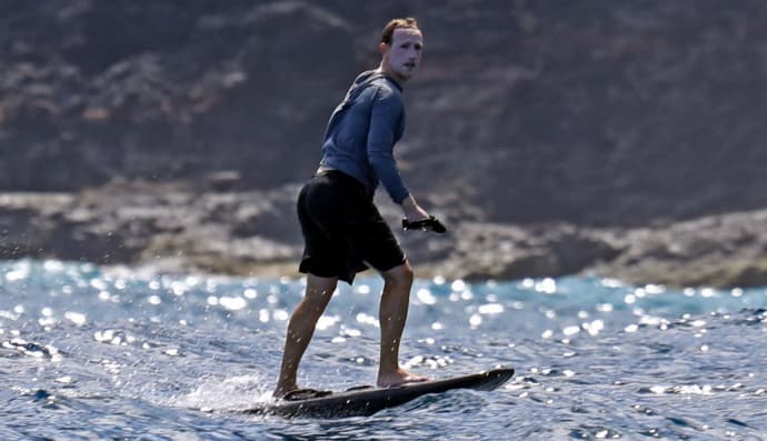 Марк Цукерберг на серфі
