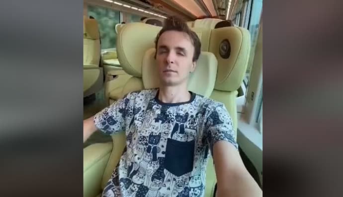 Итальянец отдыхает в японском поезде