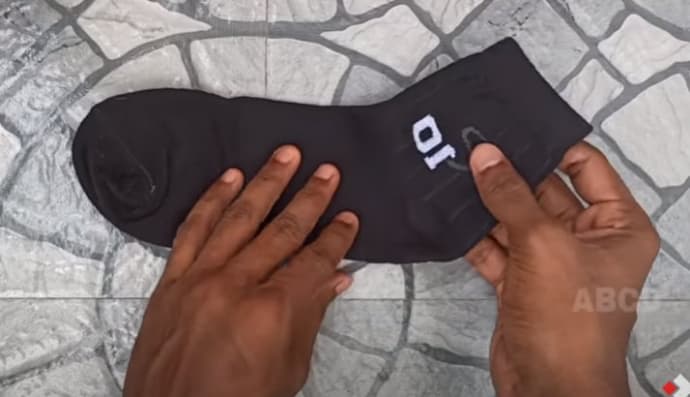 Маска зі шкарпетки