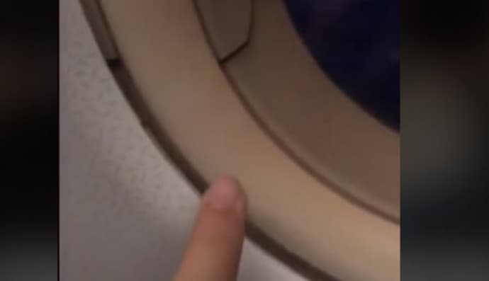 Зламане вікно в літаку