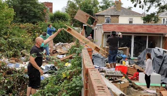 Соседи выбрасывают мусор