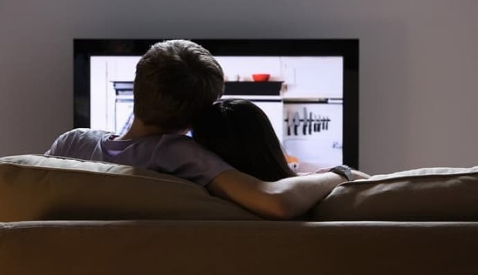 Пара дивиться телевізор