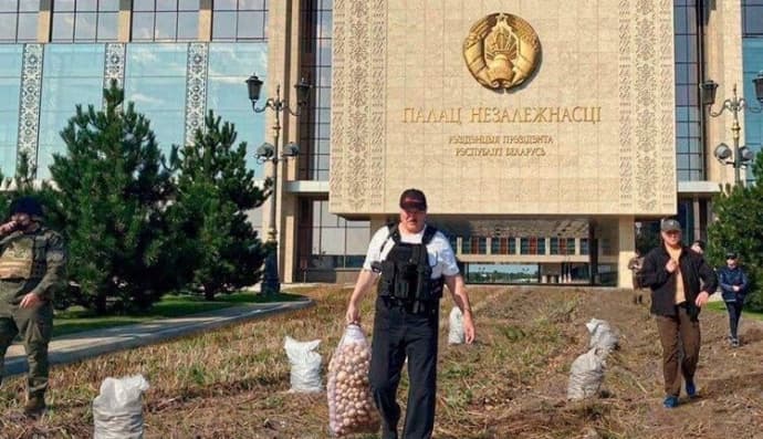 Лукашенко з автоматом, мем