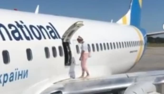 Жінка на крилі літака