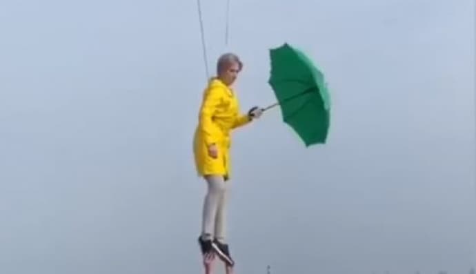 Верещук летает над мостом