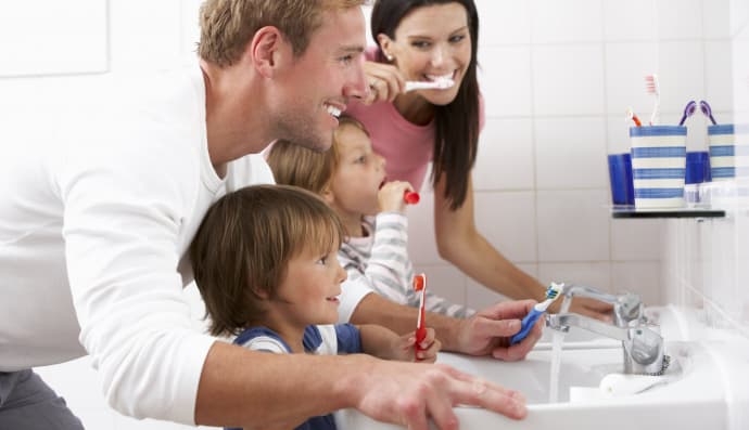Сім'я чистить зуби