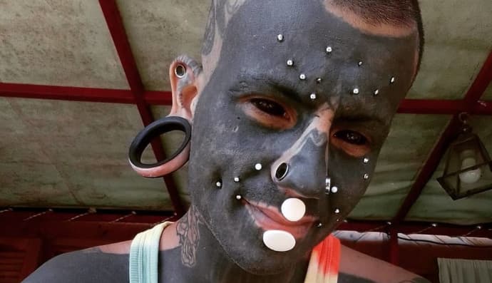 Чоловік з татуюванням