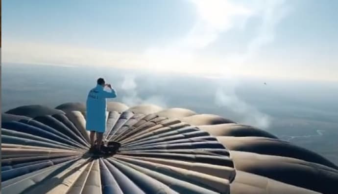 Екстремал на повітряній кулі