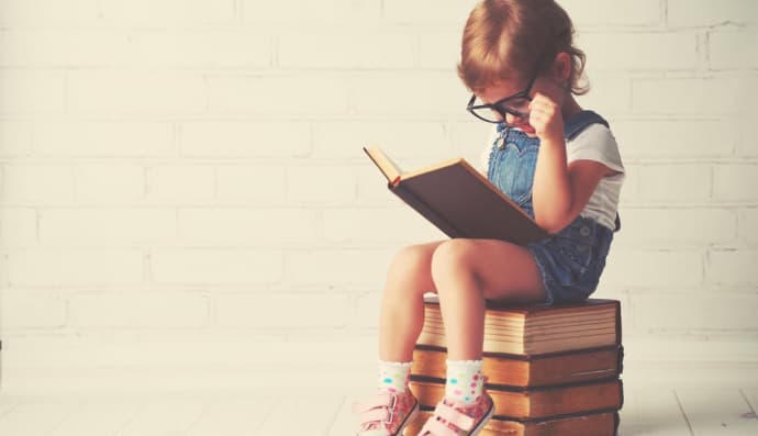 Дитина з книжкою 