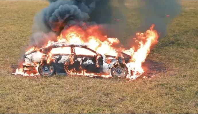Російський блогер спалив свій Мерседес